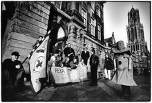 351001 Afbeelding van een protestactie door de scoutinggroep Peka 18 op het bordes van het Stadhuis (Stadhuisbrug) te ...